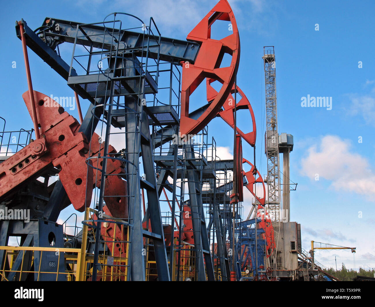 Öl- und Gasindustrie. Die Arbeit der Ölpumpe Buchse auf einem Ölfeld. Bohrung Bohrungen öl gut Stockfoto