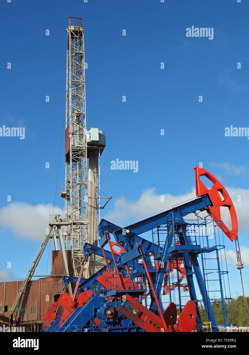 Öl- und Gasindustrie. Die Arbeit der Ölpumpe Buchse auf einem Ölfeld. Bohrung Bohrungen öl gut Stockfoto