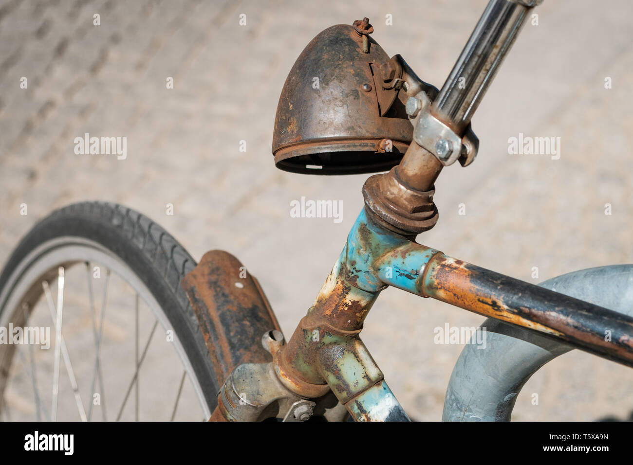 Verwittert, alten verrosteten Fahrrad Scheinwerfer - verrostete Fahrrad - Stockfoto