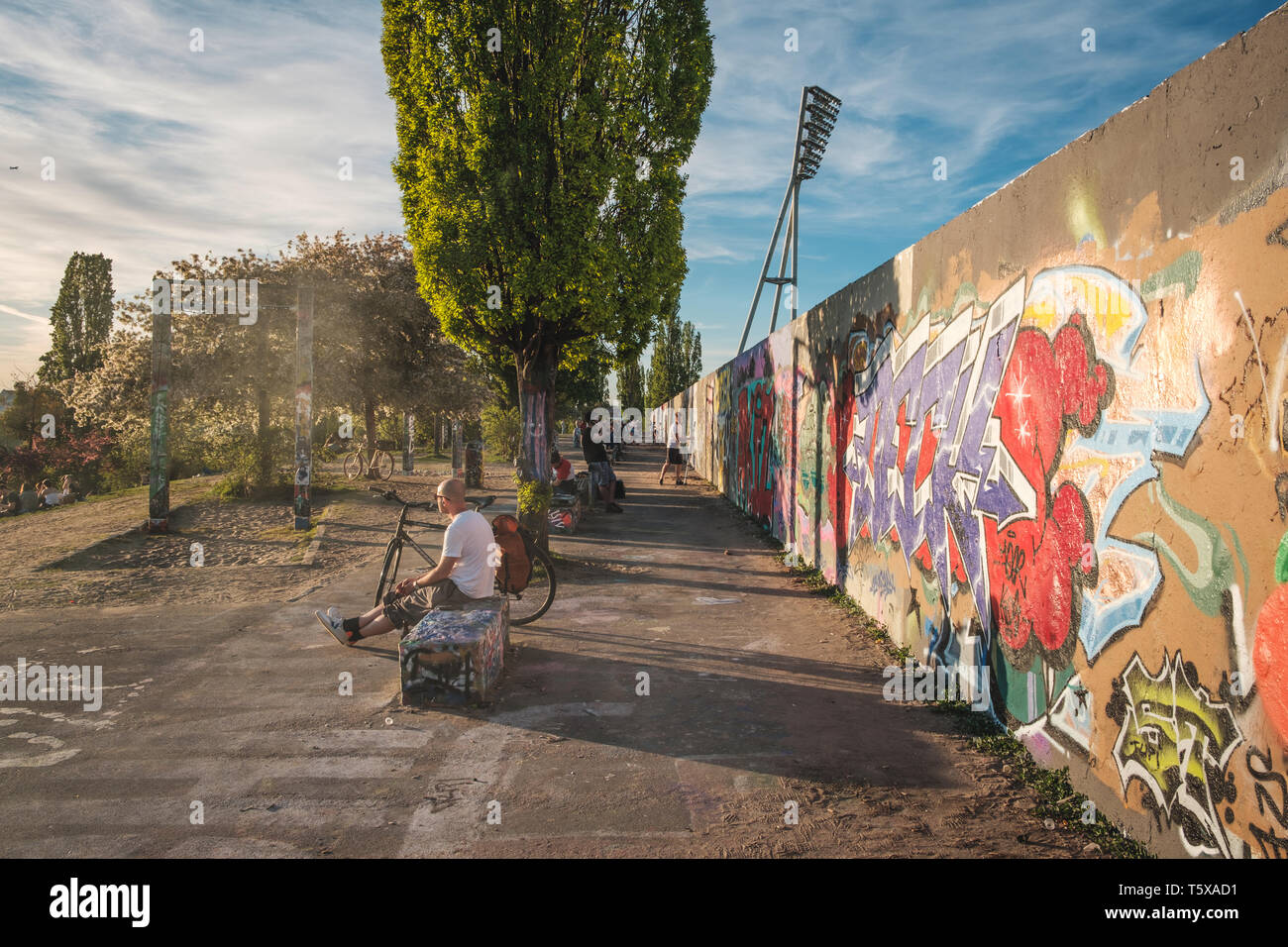 Berlin, Deutschland - April 2019: Leute, Sonnenuntergang, Outdoor in den öffentlichen Park (Mauerpark) auf Summer Day in Berlin Stockfoto