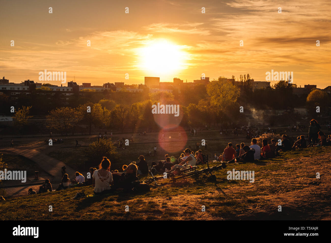 Berlin, Deutschland - April 2019: Leute, Sonnenuntergang, Outdoor in den öffentlichen Park (Mauerpark) auf Summer Day in Berlin Stockfoto