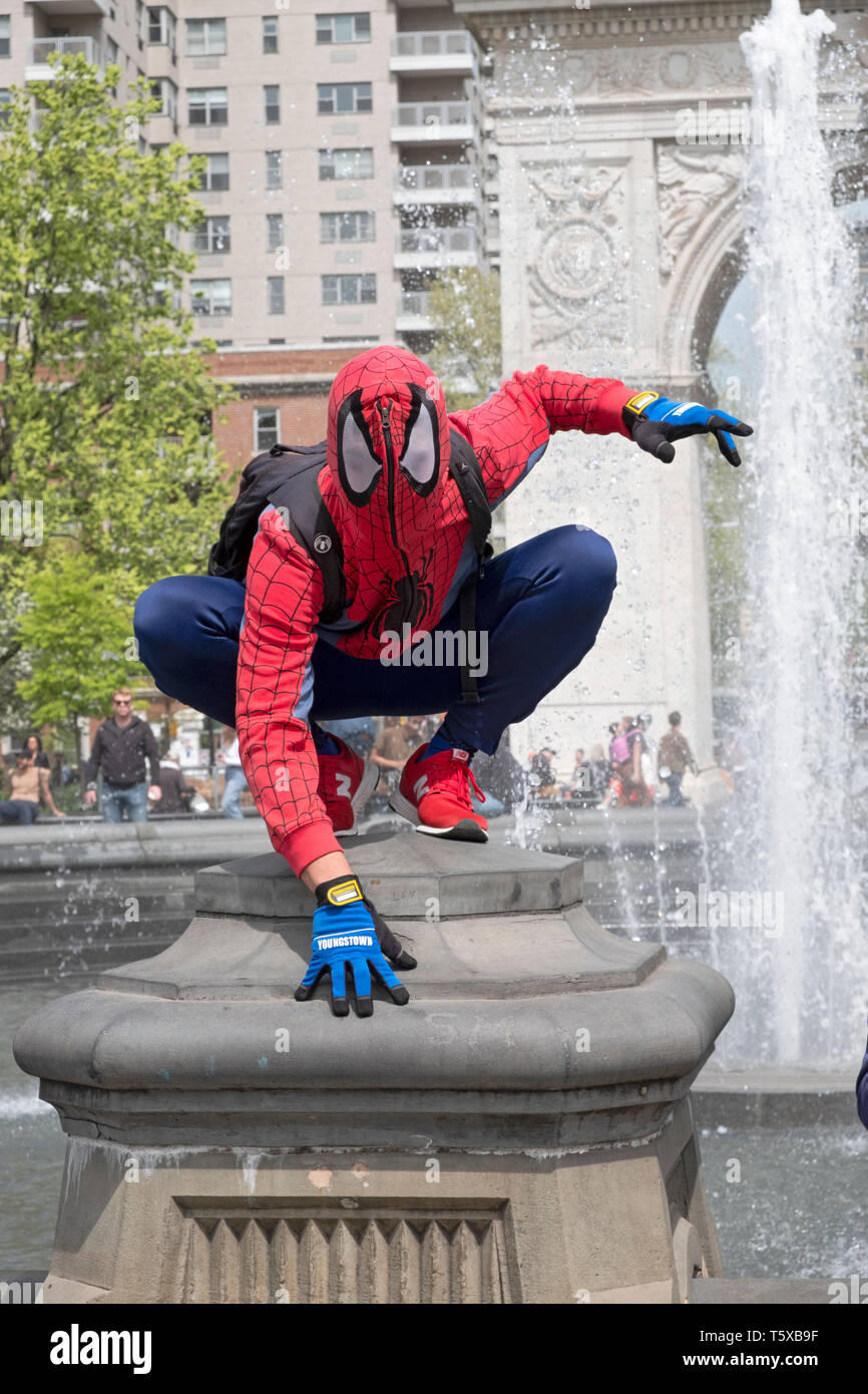 Ein street artist Performer gekleidet wie Spiderman für Fotos posiert und bittet um Beiträge. In den Washington Square Park, Manhattan, New York City. Stockfoto