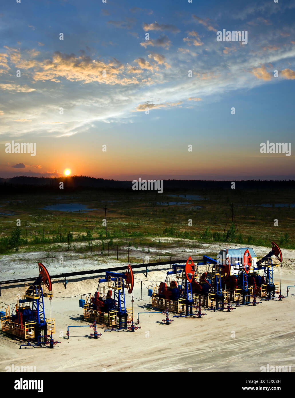 Schönen Sonnenuntergang auf der Ölförderung in Westsibirien. Russland Öl- und Gasindustrie. Wirtschaft und Natur Stockfoto