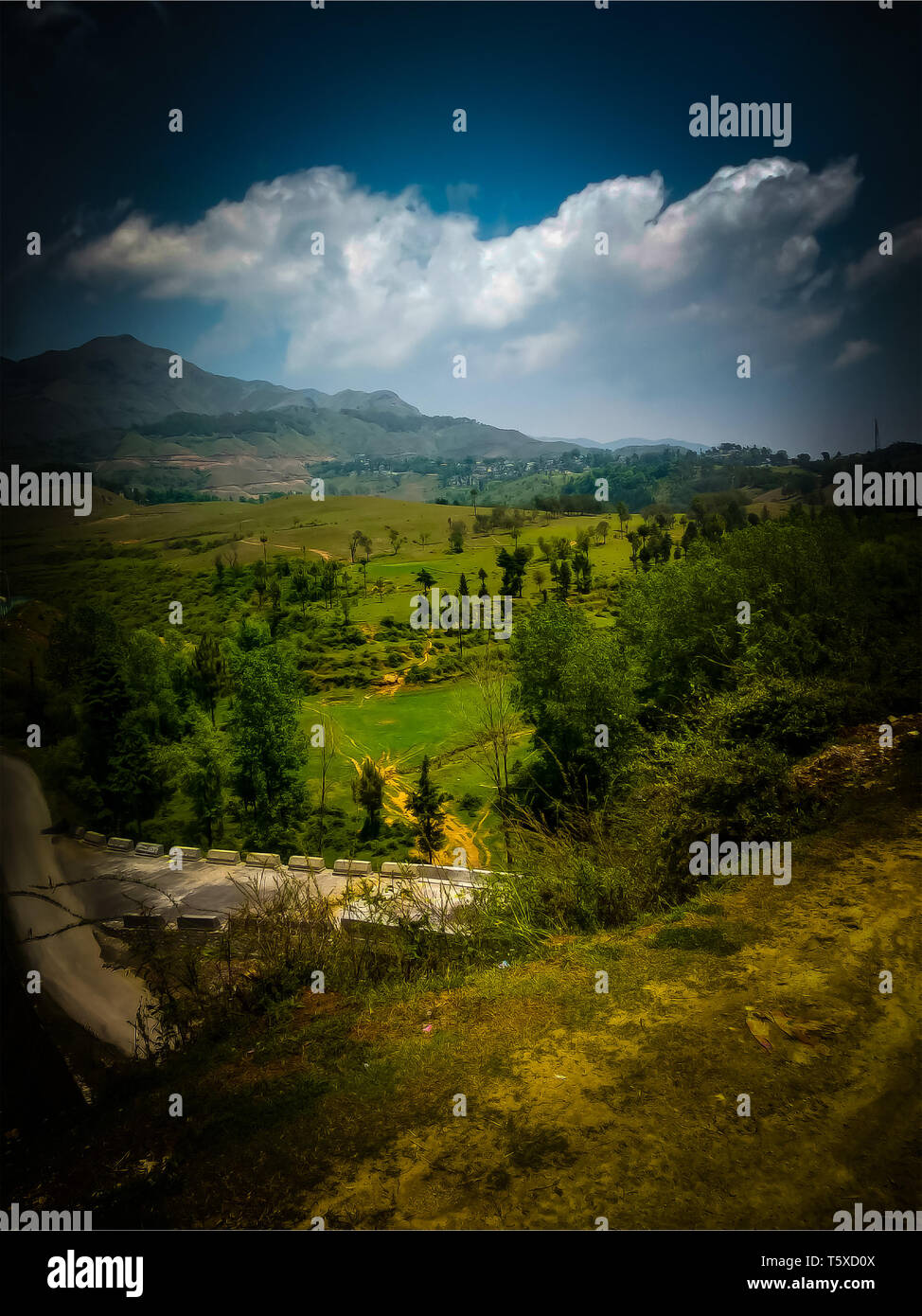 Berg- und Garten in Abend Szene in einem Hill Stockfoto