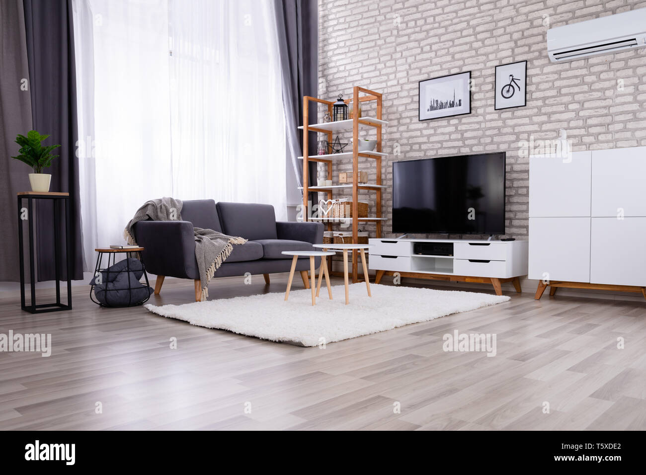 Schönes, modernes Wohnzimmer mit leeren grauen Sofa Stockfoto