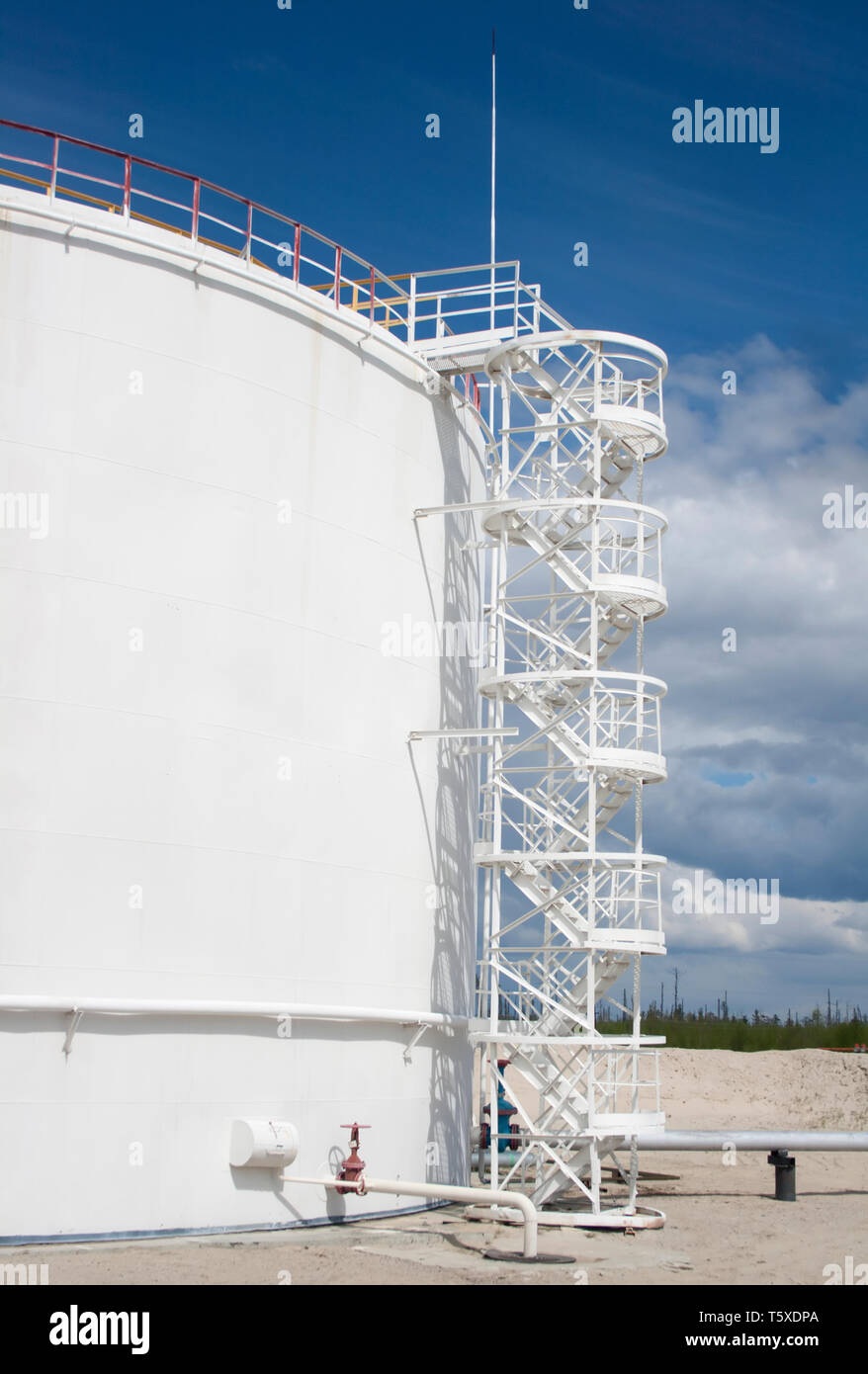 Weiß Ölbehälter. Öl und Gas Raffinerie Werk. Tankstelle. Erdölindustrie Stockfoto