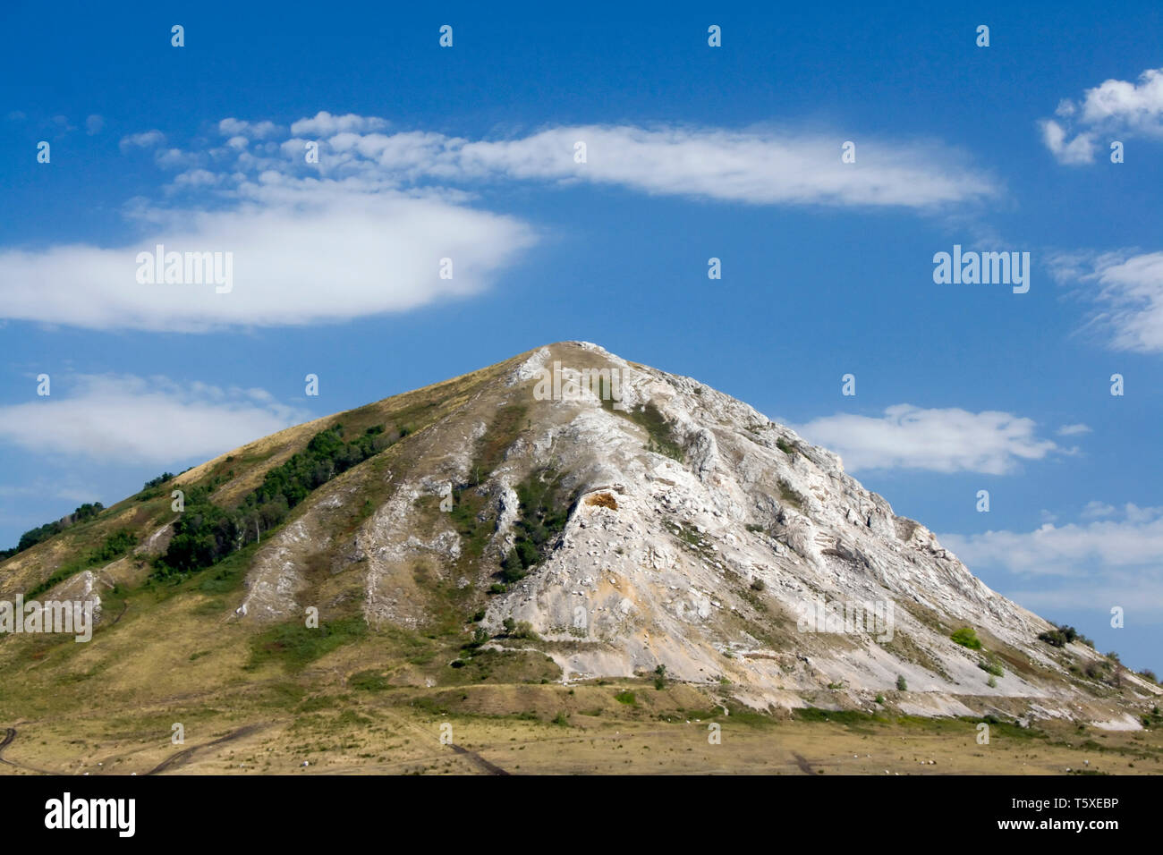 Beauty Berg auf einem Feld. Shikhan, Ural. Blauer Himmel und weiße Wolken Stockfoto