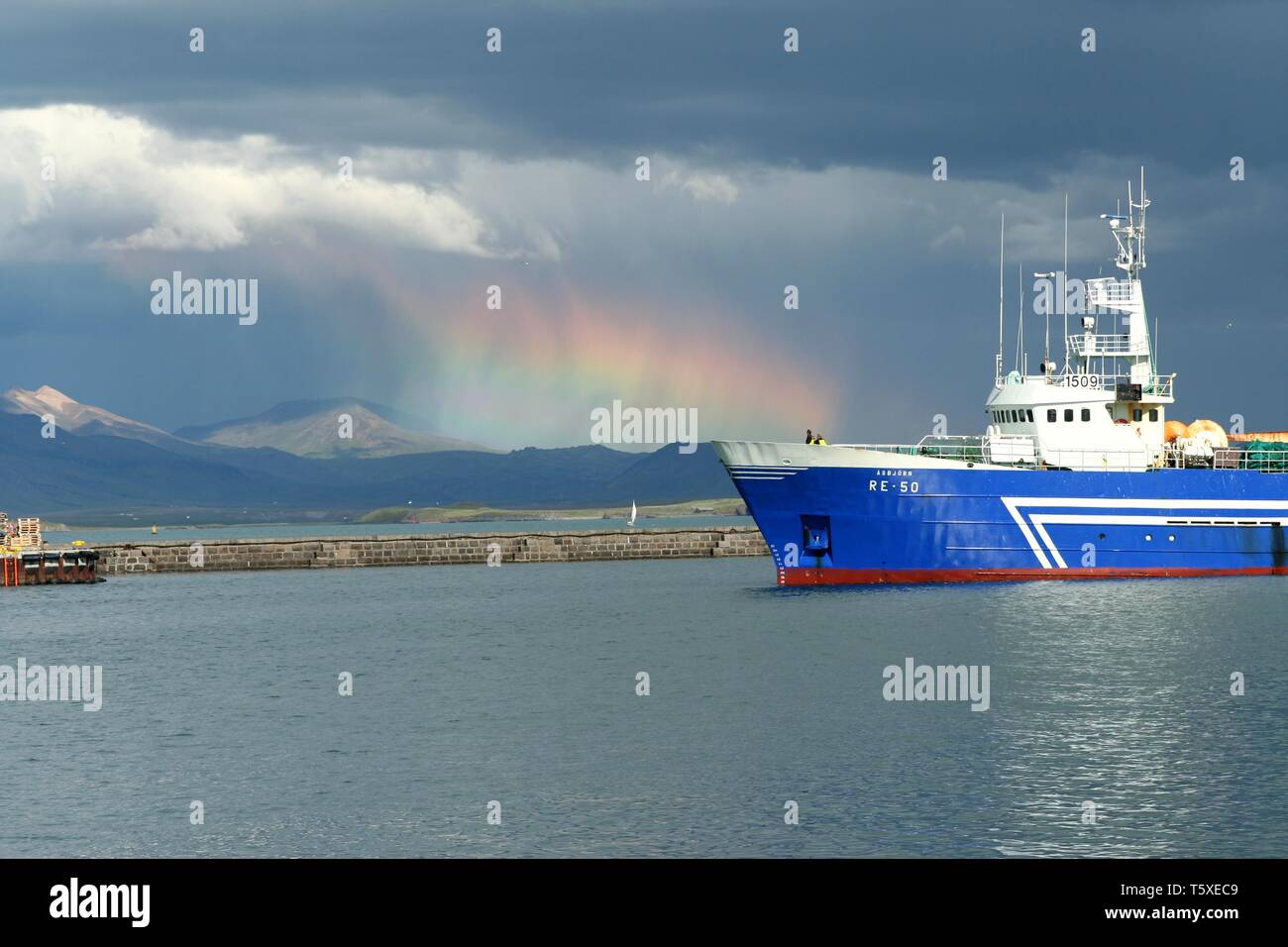 REYKJAVIK, Island - 16. Juli. 2008: Sommer Blitz im Hafen mit Schiff und altostratus Wolken Stockfoto
