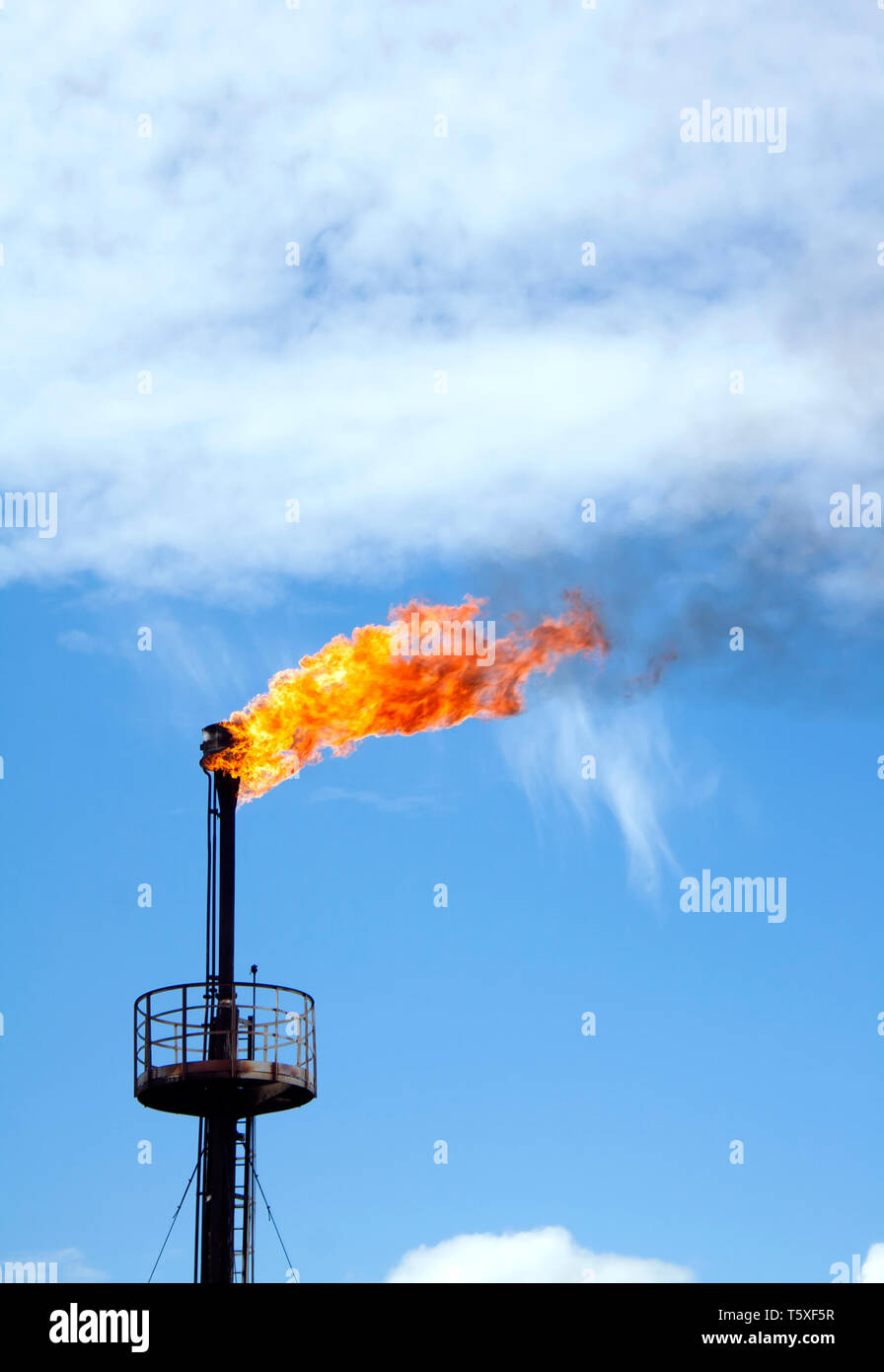 Tankstelle. Raffinerieanlagen. Ölindustrie. Flaming Gasbrenner Stockfoto