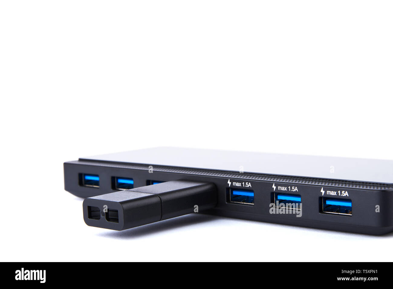 Detaillierte Ansicht von Schwarz, USB Hub mit vielen Häfen, Lade- und Flash Drive mit Silber blauer Stecker. Foto auf weißem Hintergrund mit Platz für Ihre tex Stockfoto