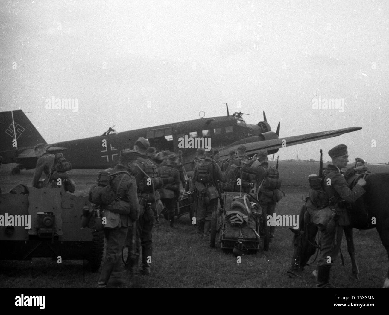 Wehrmacht Luftwaffe Junkers Ju 52/Ju 52/3 m mit leichtem infanteriegeschütz 18 7,5 cm - Deutsche Luftwaffe Junkers Ju 52 mit Infanterieunterstützung Pistolen 18 7,5cm Stockfoto