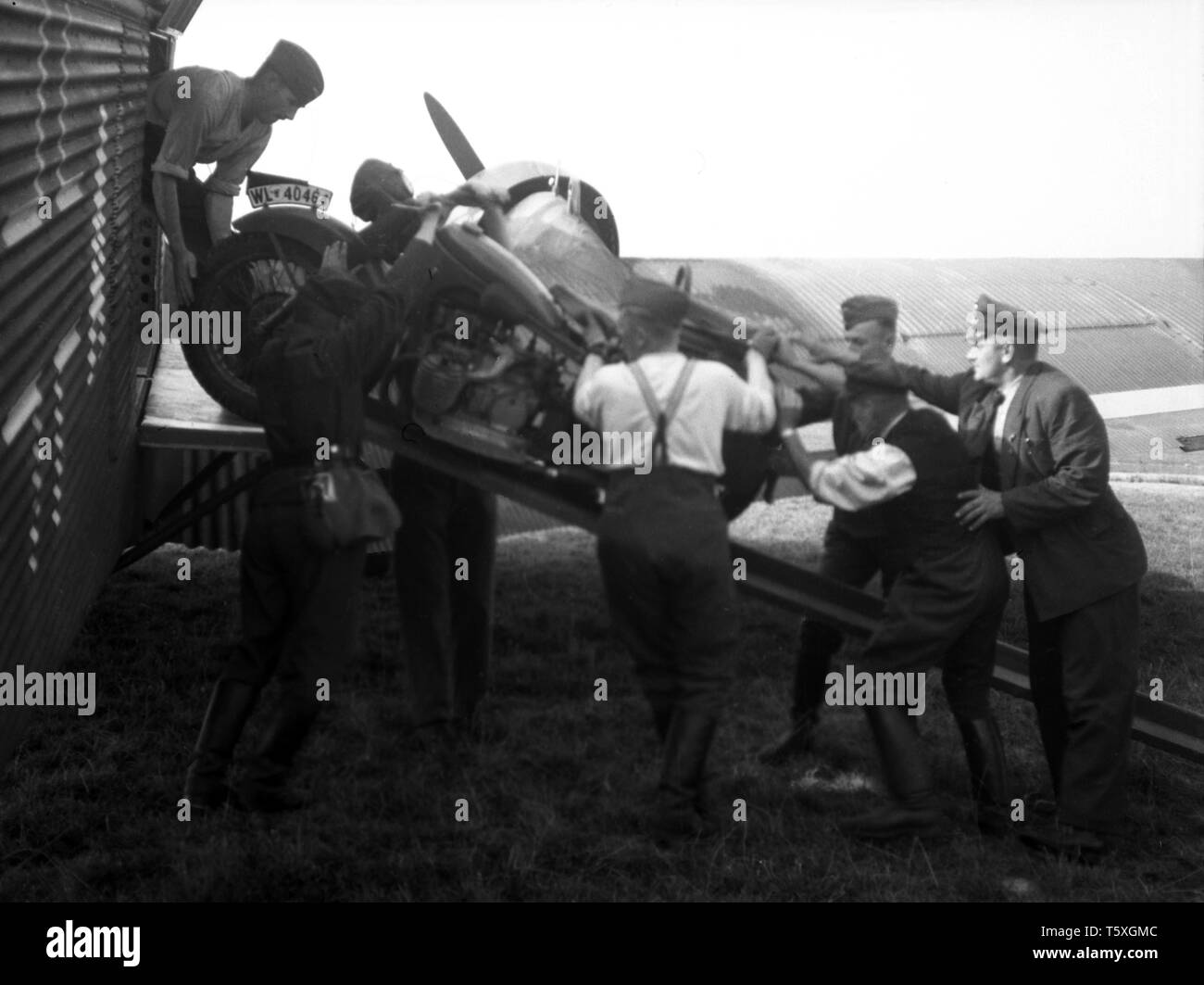 Wehrmacht Luftwaffe Junkers Ju 52 / Ju 52/3m mit Motorrad BMW R 12 - Luftwaffe Junkers Ju52 mit Motorrad BMW R 12- Ref AMY-2022-06-0116 Stockfoto