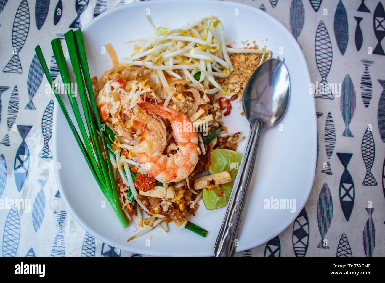 Thai gebratene Nudeln mit Garnelen und Gemüse" Pad Thai". Stockfoto