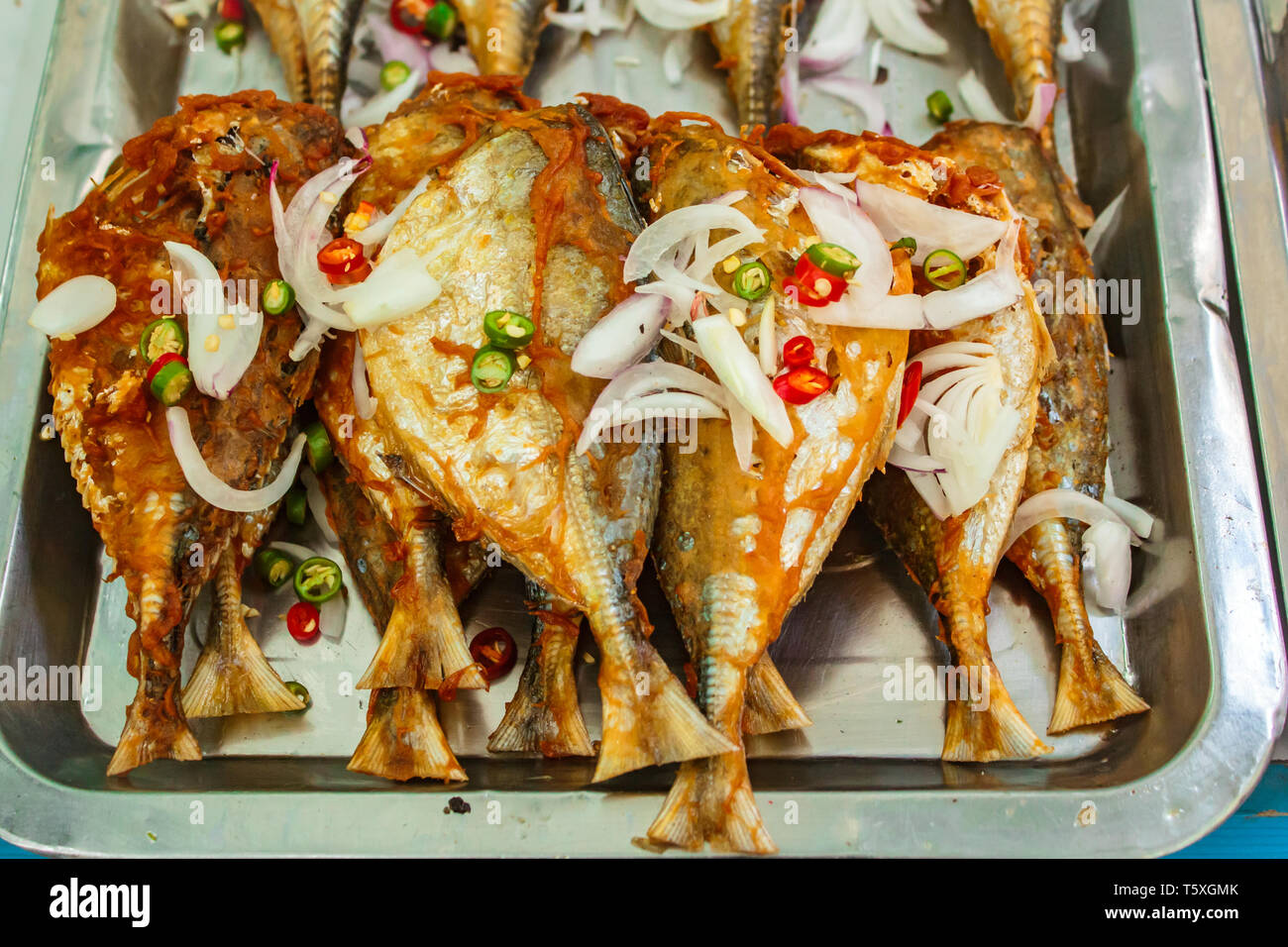 Gebratene Makrele an der Market Street in Thailand, Thai Food. Stockfoto