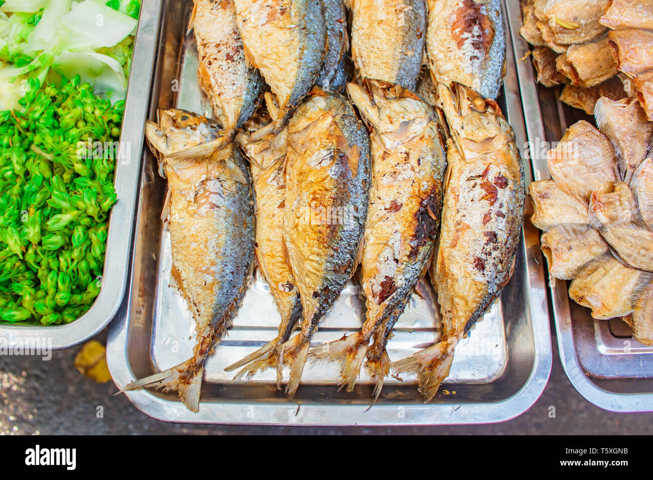 Gebratene Makrele an der Market Street in Thailand, Thai Food. Stockfoto