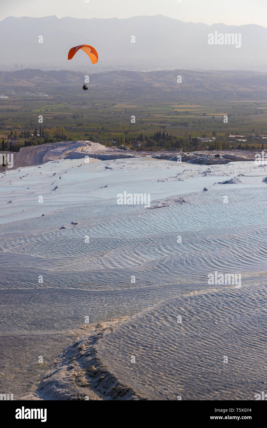 Türkei, Provinz Denizli, Pamukkale, Hierapolis Pamukkale Archäologische Stätte (UNESCO-Welterbe), Natürliche Travertin Thermal Pools Stockfoto