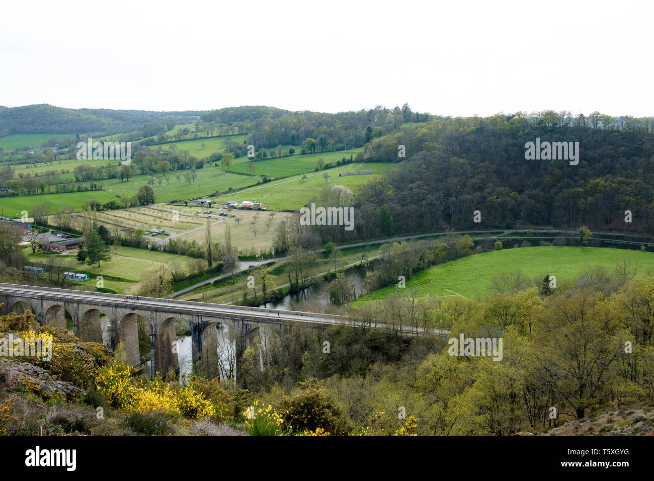 Der Viadukt über den Fluss Orne Clecy, die jetzt führt ein Radweg von Rochers de Parcs gesehen. Normandie, Frankreich Stockfoto