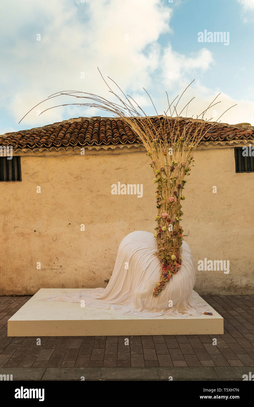 Florale Skulptur für Ostern, die die katholischen Traditionen der Stationen des Kreuzes am Karfreitag durchgeführt, jährliche Anzeige in Th Stockfoto