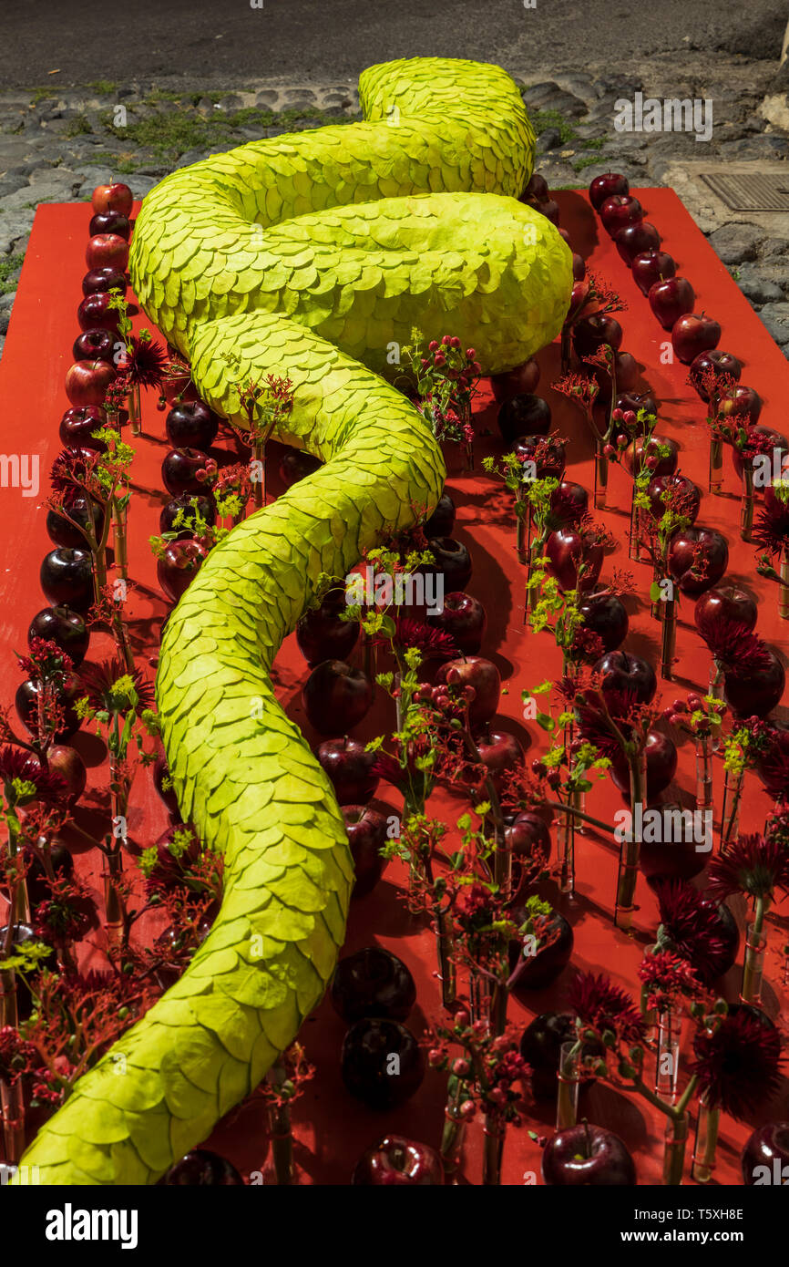 Florale Skulptur für Ostern, die die katholischen Traditionen der Stationen des Kreuzes am Karfreitag durchgeführt, jährliche Anzeige in Th Stockfoto