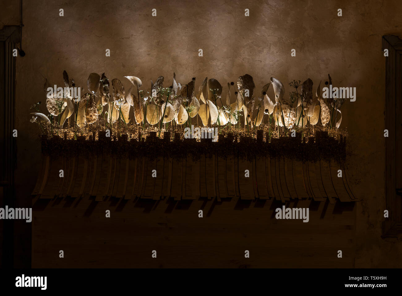 Florale Skulptur für Ostern, die die katholischen Traditionen der Stationen des Kreuzes am Karfreitag durchgeführt, jährliche Anzeige in Th Stockfoto