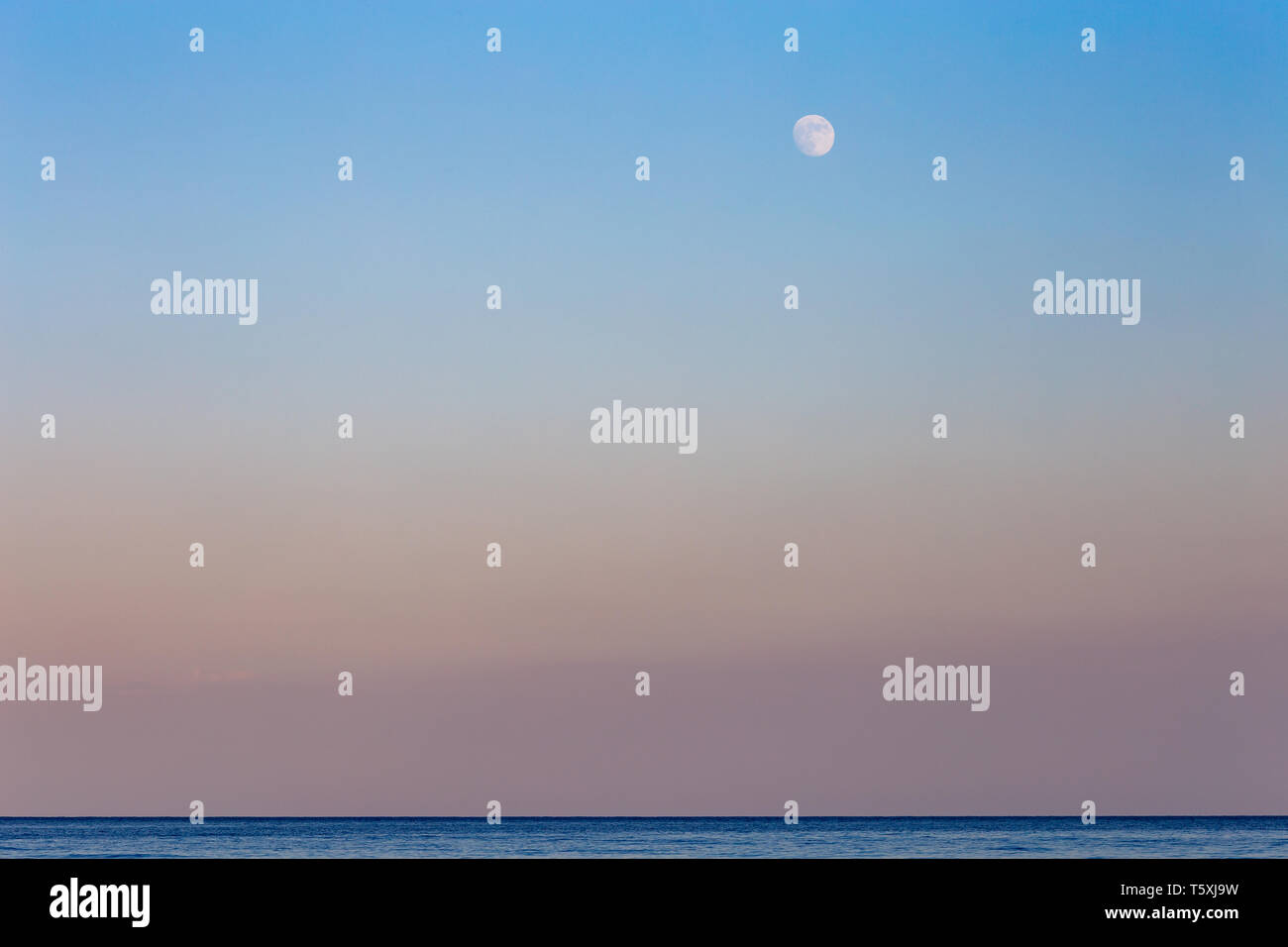 Sonnenuntergang und der Mond auf der warmen sizilianischen Meer im Spätsommer Stockfoto