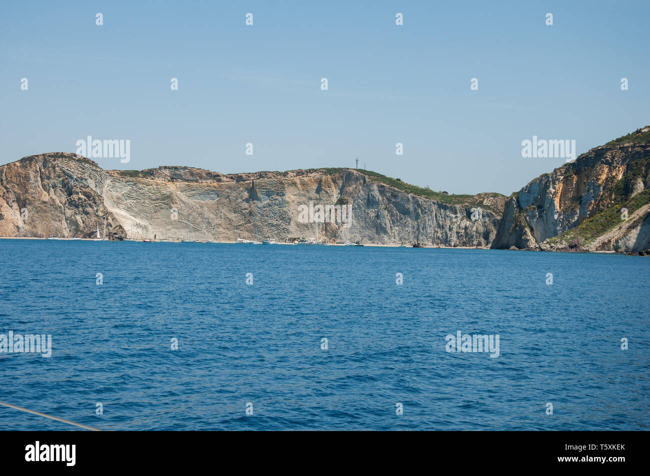 Der Strand von Chiaia di Luna (Insel Ponza), vom Boot aus gesehen Stockfoto