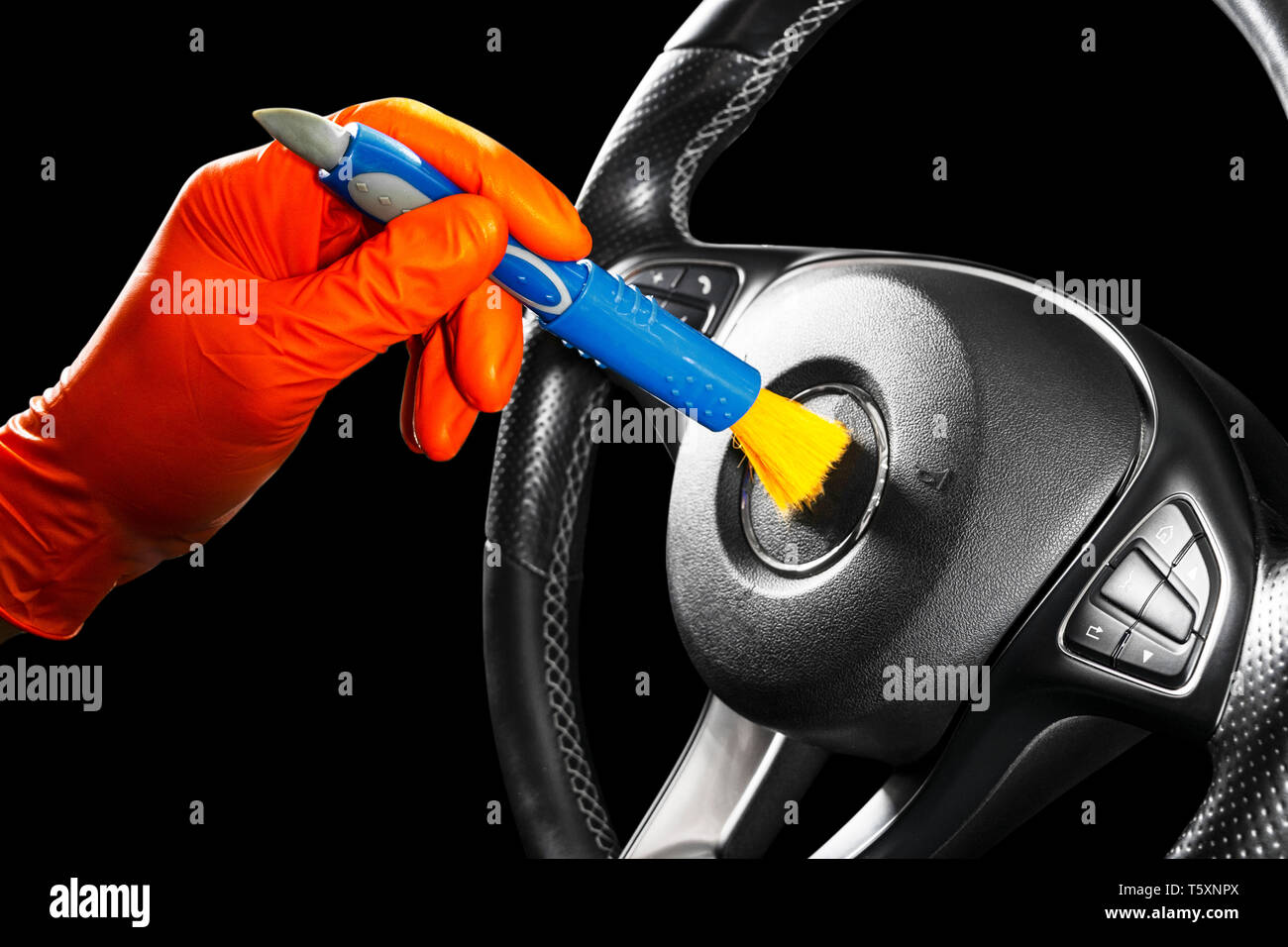 Ein Mann Reinigung Auto Lenkrad mit der Bürste. Von Autoteilen