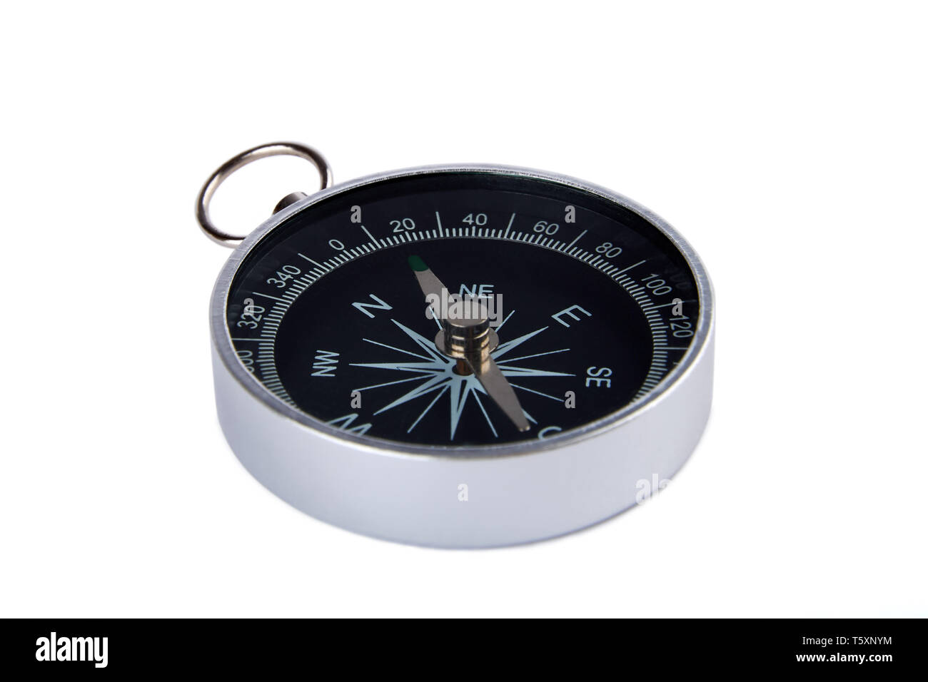 Detailansicht eines magnetischen Kompass Silber und Schwarz auf weißem Hintergrund. Stockfoto