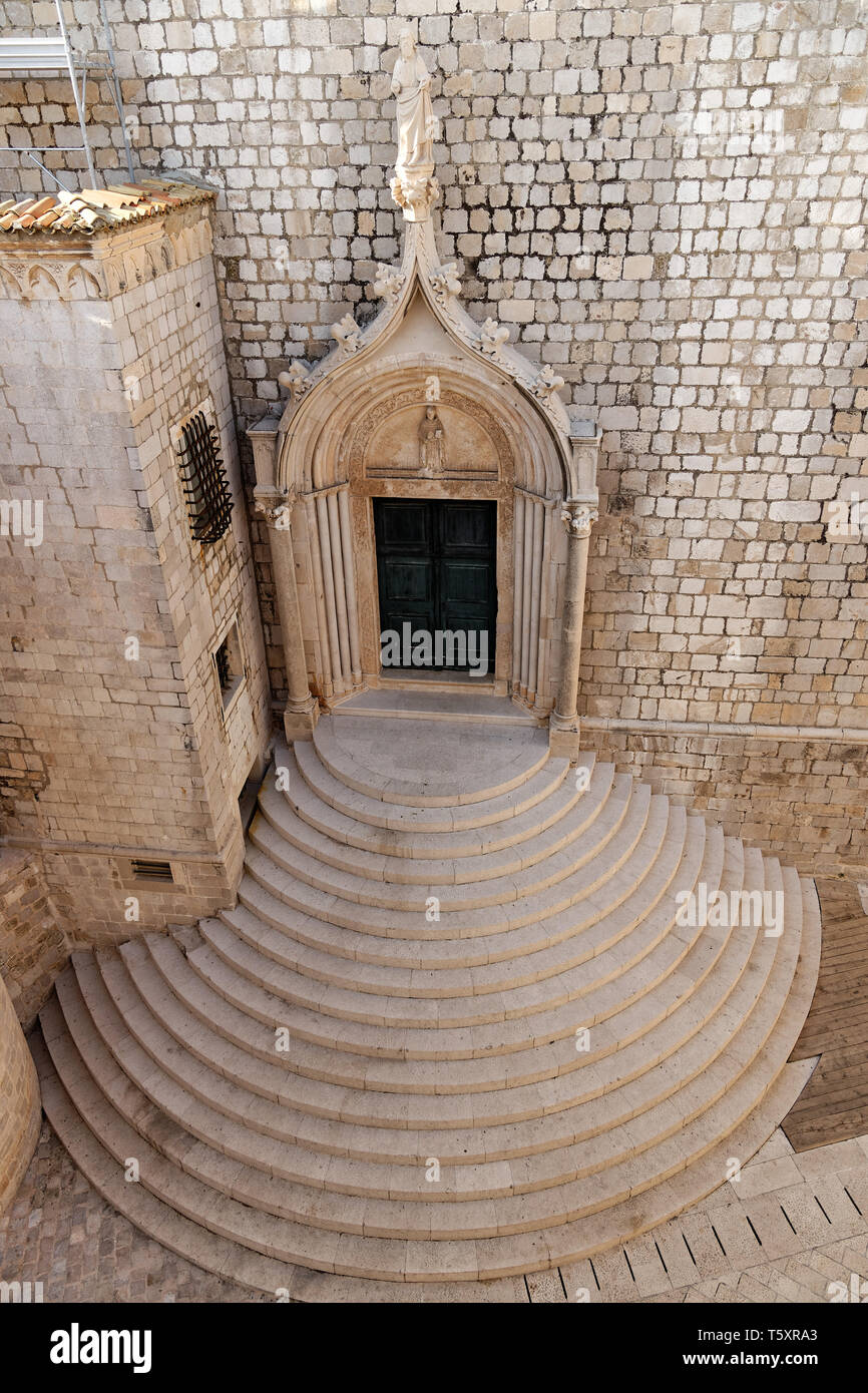 Dubrovnik, Kroatien. Die geschwungenen Treppen von Dominikanische Kloster und das St. Dominic Statue von den Wänden. Stockfoto