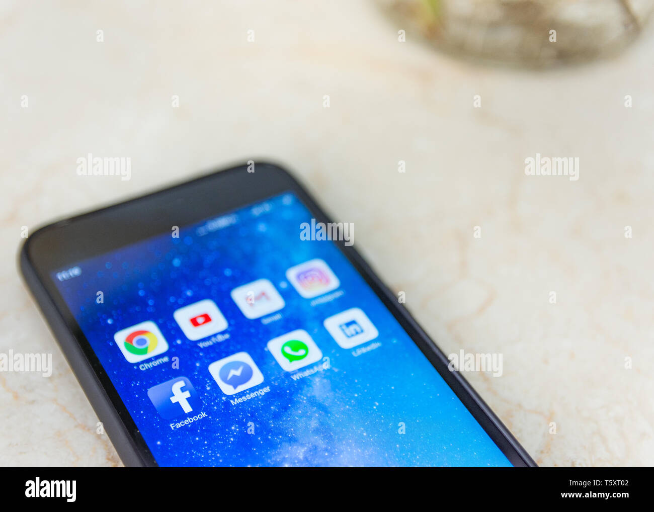 Handy close up mit social media Apps auf dem Bildschirm bekannt, Illustrative editorial Bild Darstellung modernen Lebens Objekt. Stockfoto