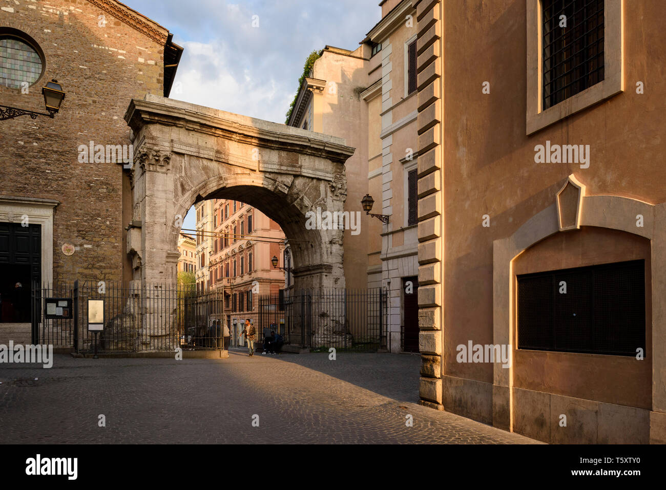 Rom. Italien. Bogen des Gallienus (Arco do Gallieno), die Alte Römische Porta Esquilina im Servian Wand und Chiesa dei Santi Vito e Modesto, (links). Stockfoto