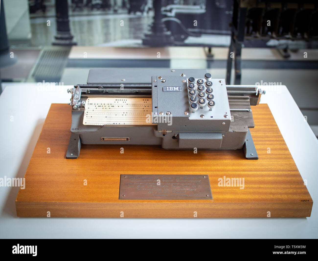 TERRASSA, SPANIEN - 19. März, 2019: 1923 IBM Typ 011 Mechanische Card Punch im Nationalen Museum für Wissenschaft und Technologie von Katalonien Stockfoto