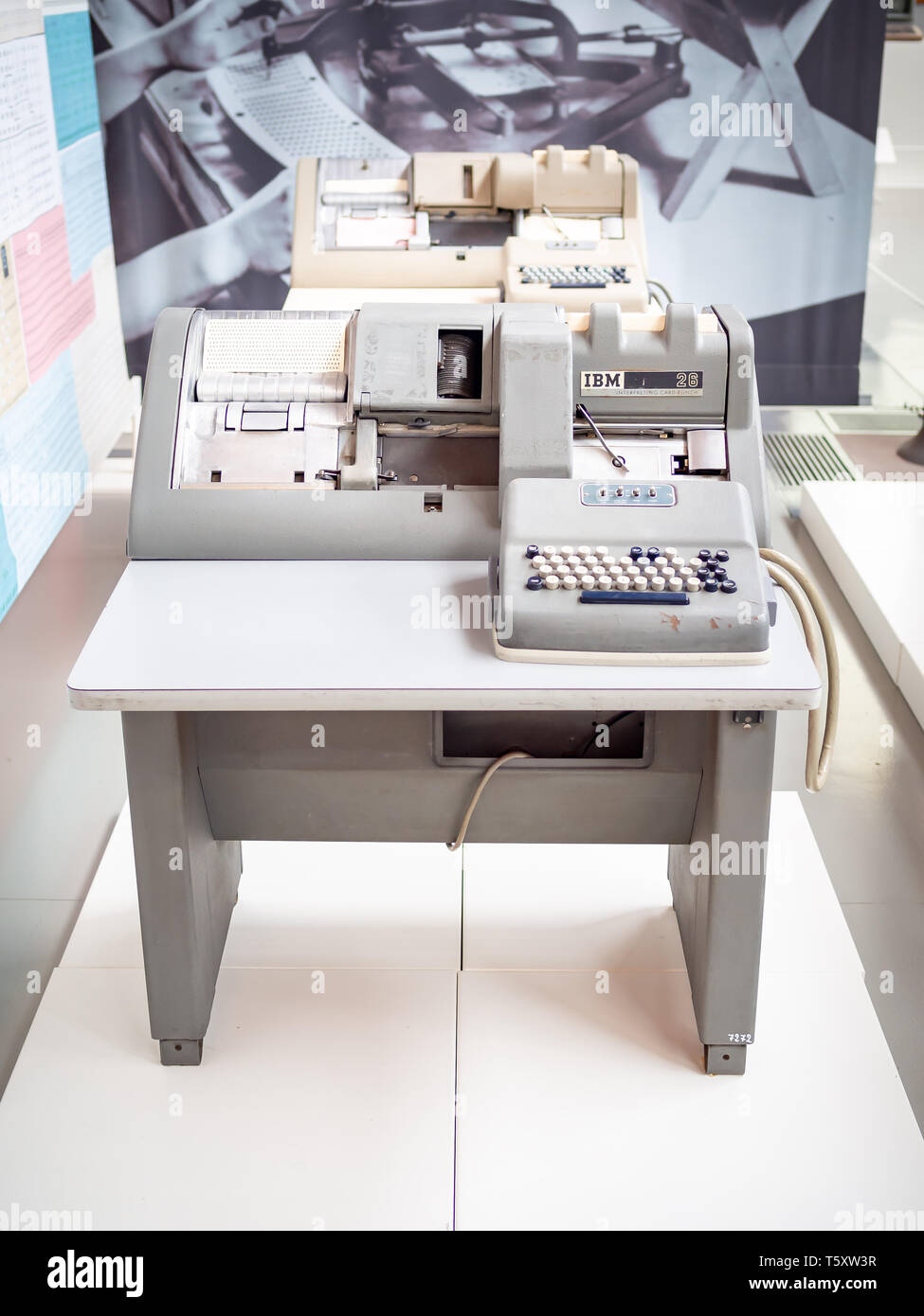 TERRASSA, SPANIEN - 19. MÄRZ 2019: IBM 26 Dolmetschen/Key Card punch Punch im Nationalen Museum für Wissenschaft und Technologie von Katalonien Stockfoto