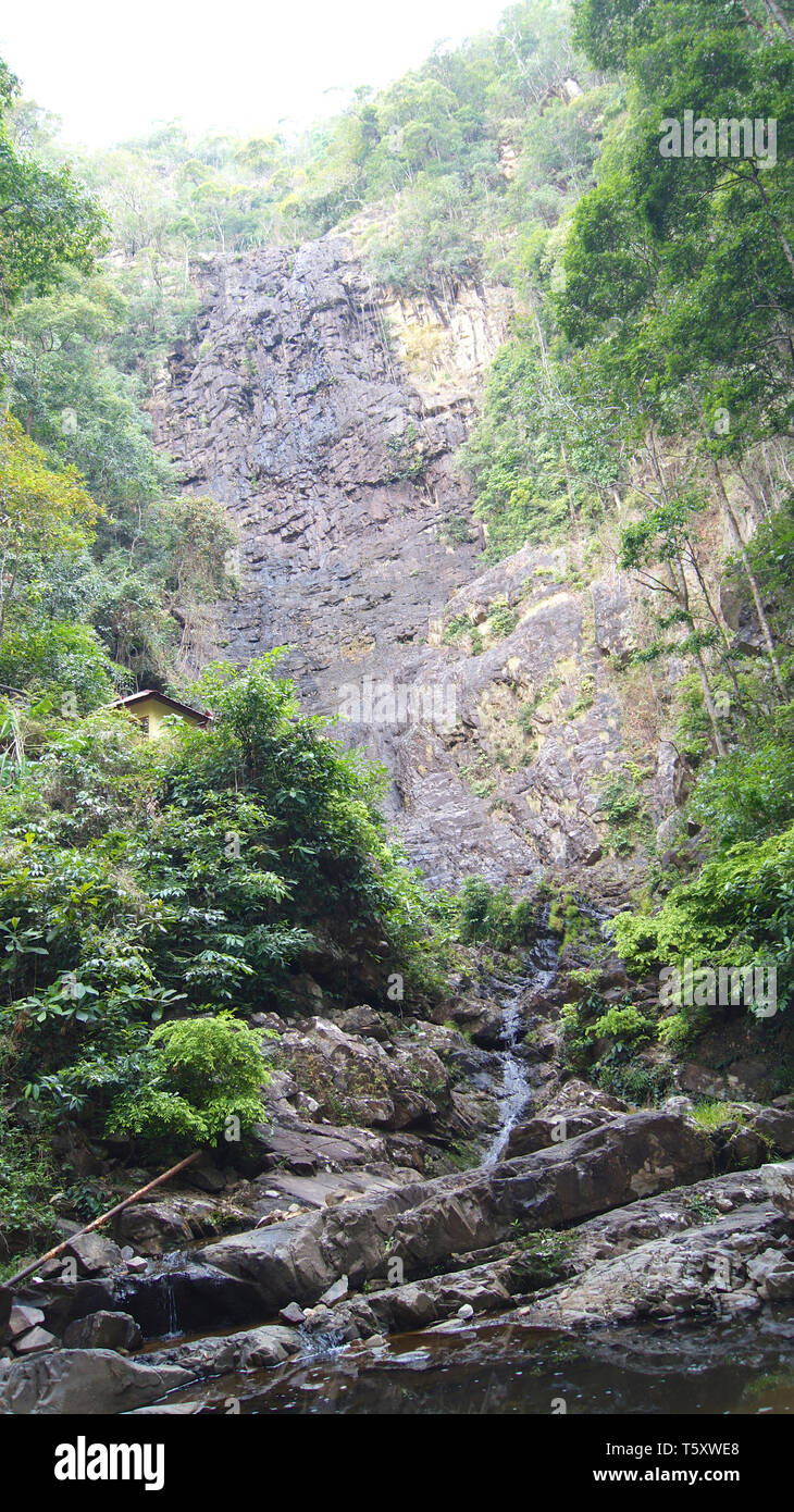 KEDAH, Langkawi, Malaysia - Apr 10th, 2015: Der Temurun Wasserfall - Forest Park mit einem 3-stufigen Wasserfall mit flachen Tiefen Pools, plus Stockfoto