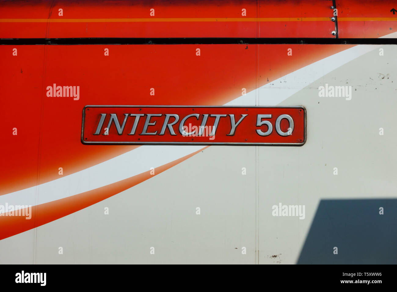 "Intercity 50'-Schriftzug auf der Seite einer elektrischen Eisenbahn Motor der London North Eastern line. Stockfoto