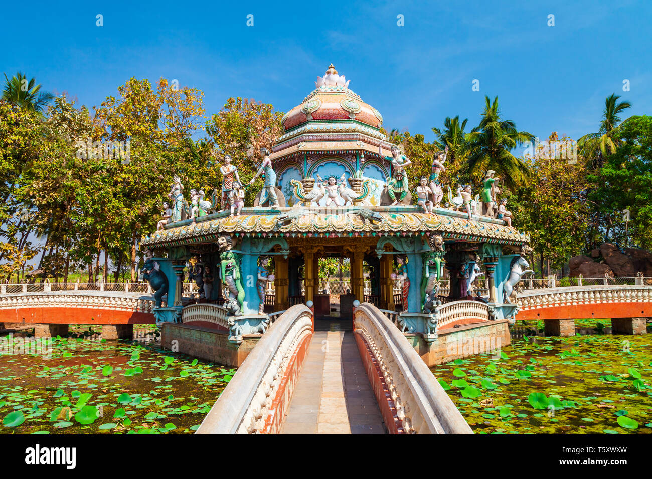 Hindu Tempel und Teich mit Lotus Blumen an Hampi, der Mitte des hinduistischen Vijayanagara Empire in Karnataka in Indien Stockfoto