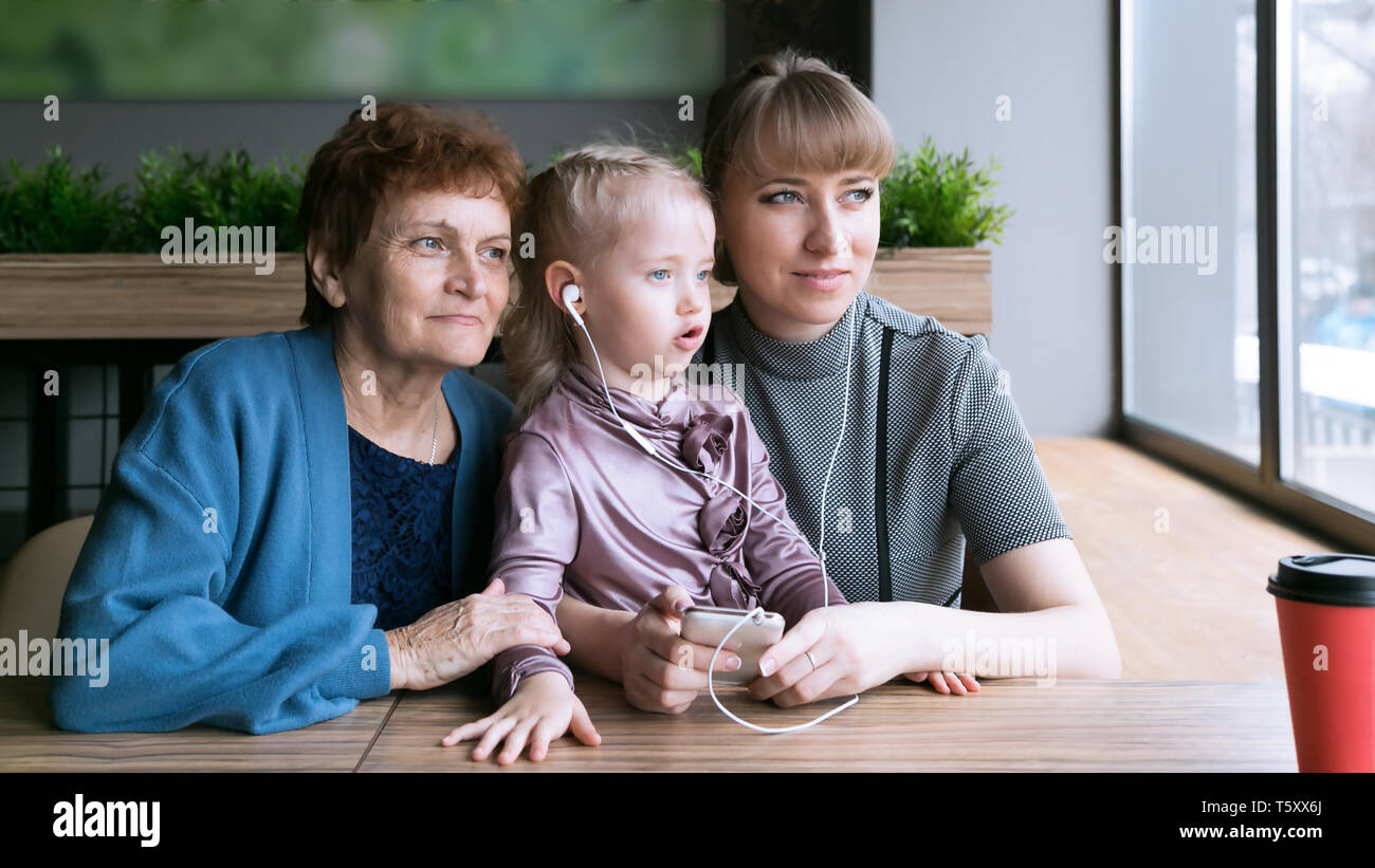 Drei Generationen von Frauen, Großmutter, Tochter und Enkelin aus dem Fenster schauen und Träumen. Stockfoto