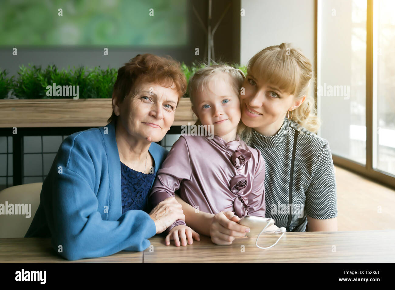 Drei Generationen von Frauen, Großmutter, Tochter und Enkelin Blick aus Fenster und Traum. Stockfoto