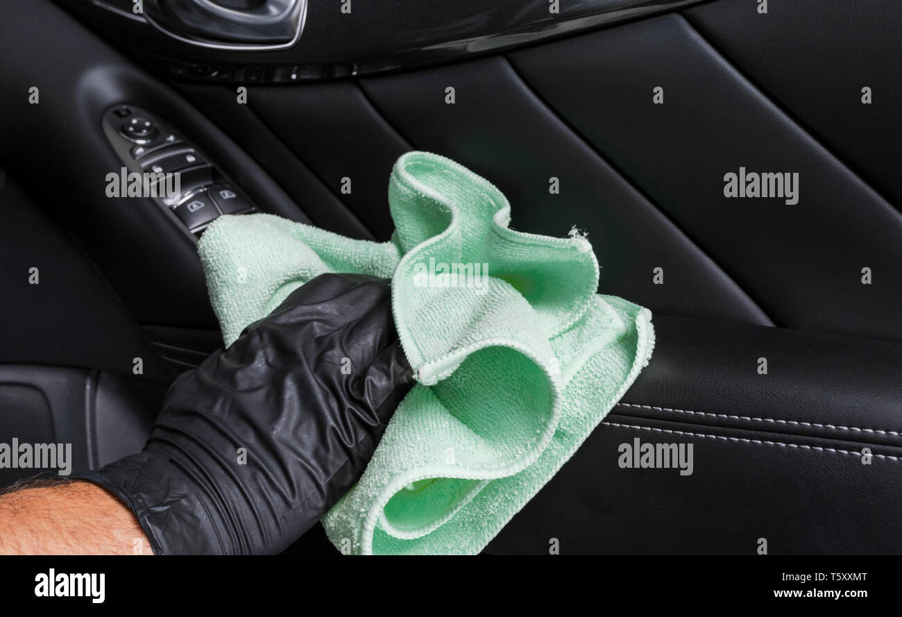 Auto putzen, Mann Auto mit Schwamm reinigen Stockfotografie - Alamy