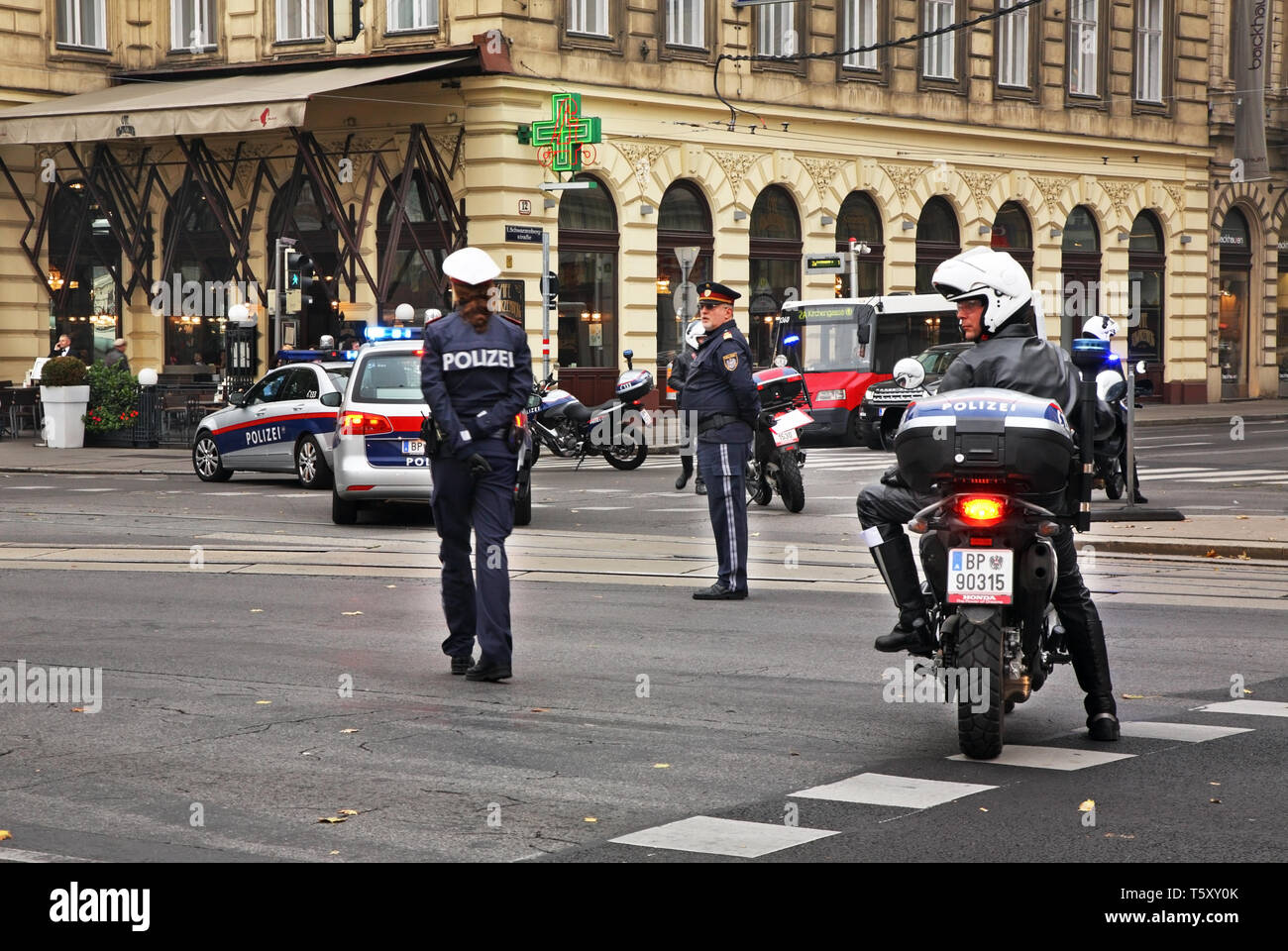 Die Polizei Demonstranten an der Ringstraße in Wien begleiten. Österreich Stockfoto