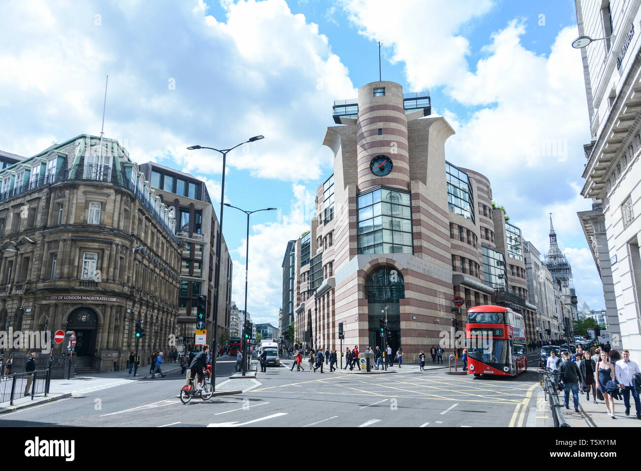 James Stirlings Meisterwerk im Postmodern-Büro in No 1 Poultry, Queen Victoria Street, City of London, England, Großbritannien Stockfoto