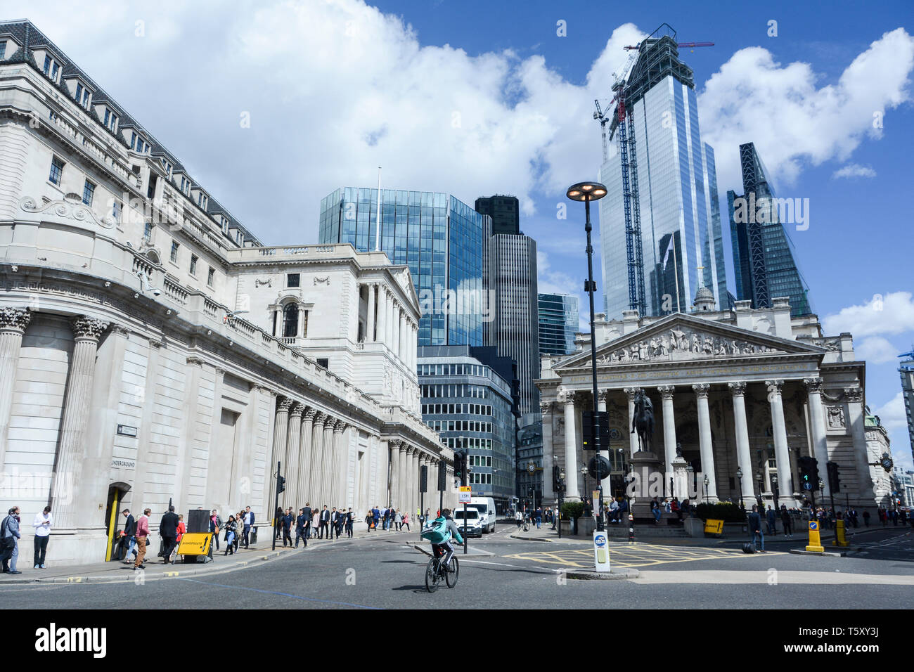 Die Bank von England, aka die alte Dame von Threadneedle Street und der Royal Exchange in der City von London, Großbritannien Stockfoto