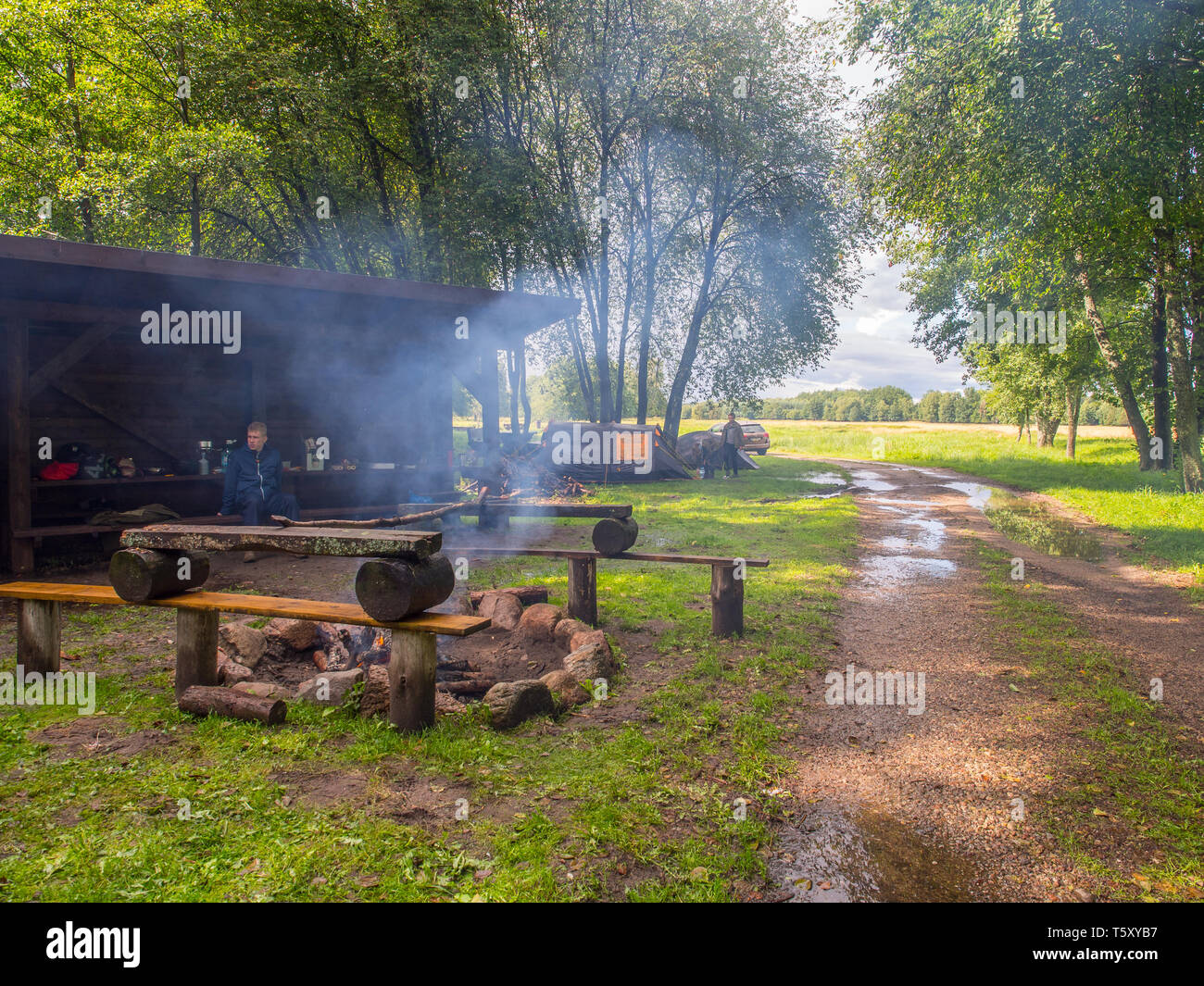 Kochen am Lagerfeuer in Metall Schiffe während eines Kanu Exkursion auf dem Fluss Wieprza Stockfoto
