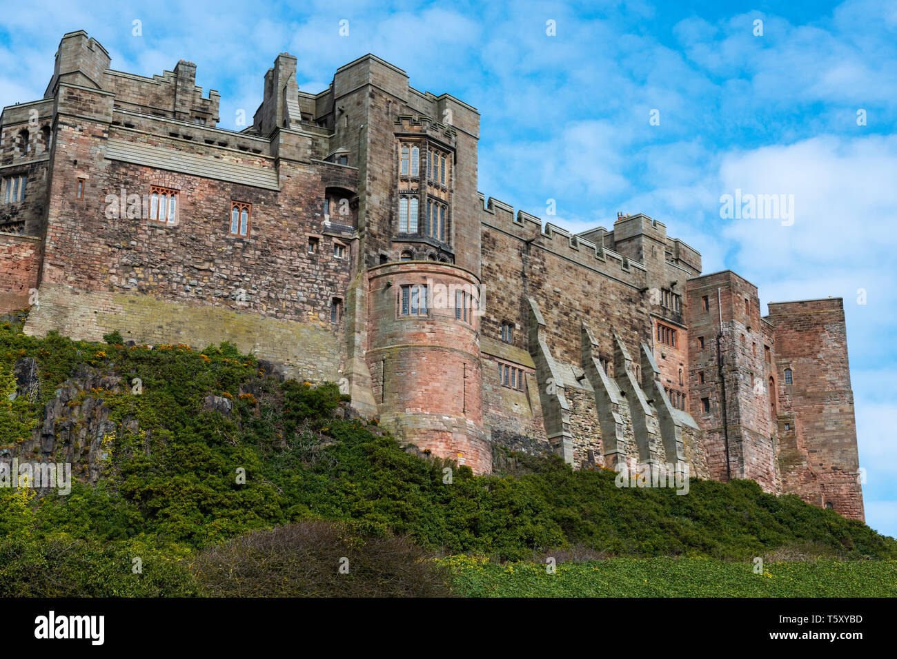 Externe Ansicht von Bamburgh Castle von Bamburgh Dorf, Northumberland, England, Großbritannien Stockfoto