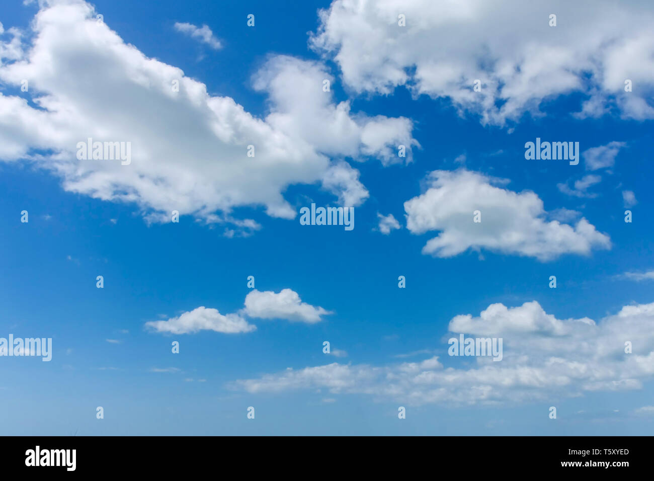 Blackground Textur blauer Himmel mit weißen Wolken in suny Tag. Stockfoto