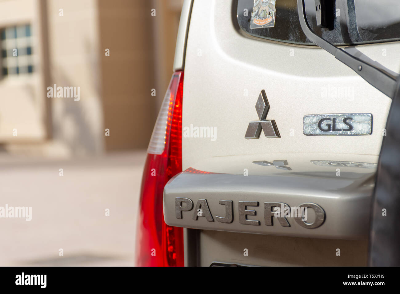 "Nördlichen Emirat, RAK/VAE - 3/30/2019: "Eine beige Mitsubishi Pajero hinten Logo erschossen." Stockfoto
