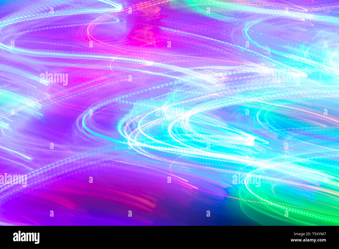 Türkis-grün-rosa leuchtenden Hintergrund der Menge helle gewellt neon Linien. Stockfoto