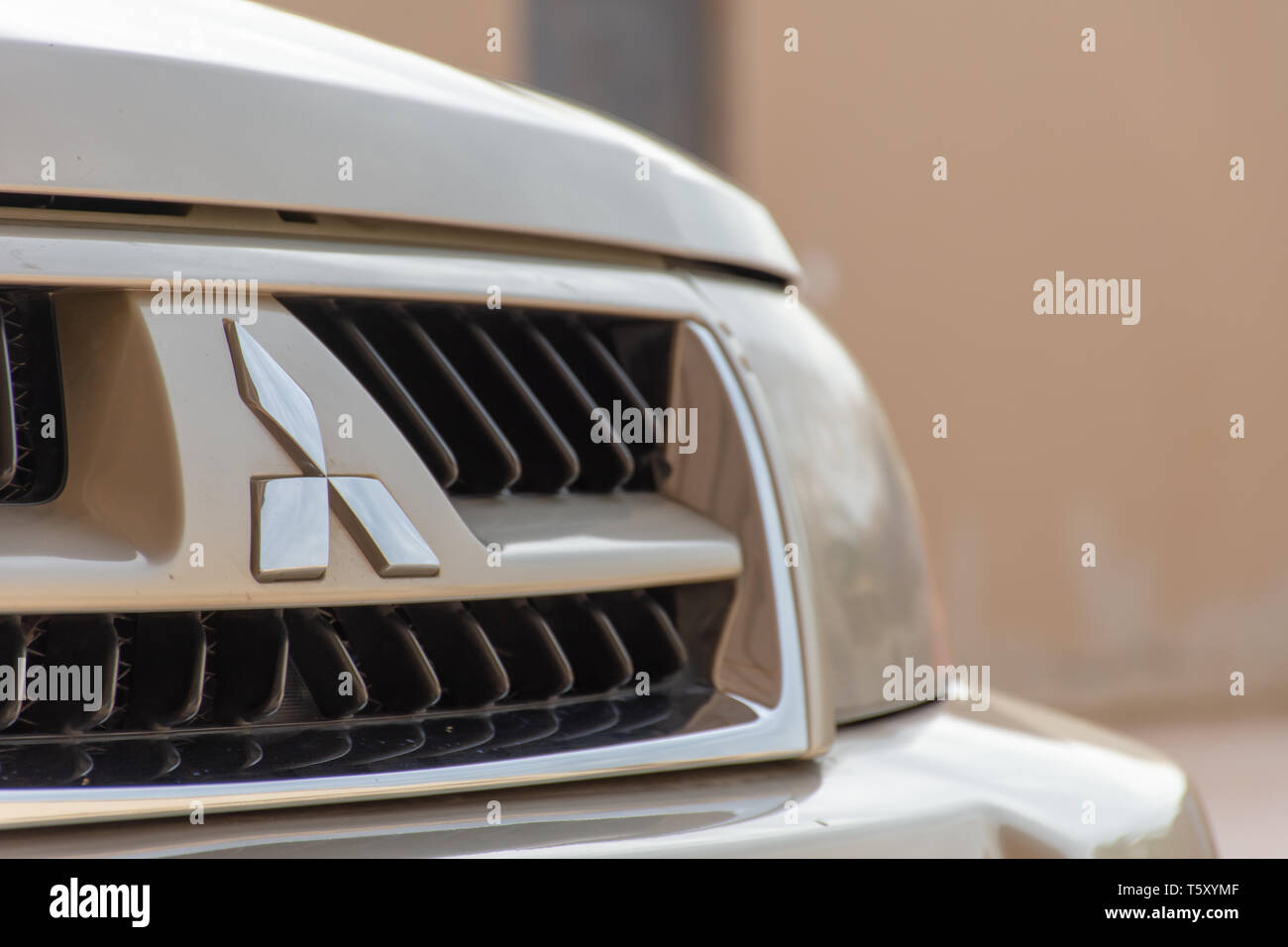 "Nördlichen Emirat, RAK/VAE - 3/30/2019: "Eine beige Mitsubishi Pajero Kühlergrill shot mit Chrom logo." Stockfoto