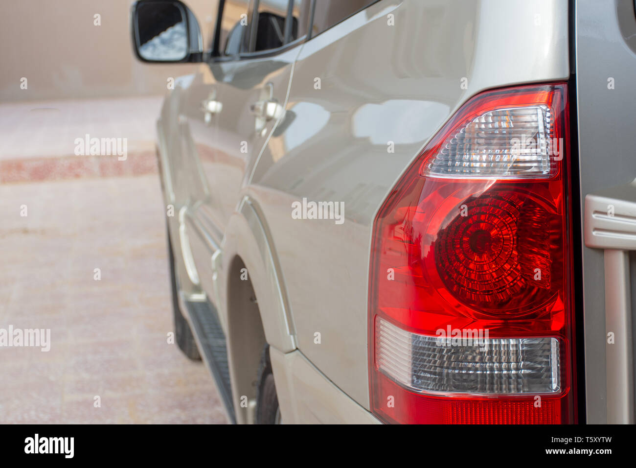 "Nördlichen Emirat, RAK/VAE - 3/30/2019: "Eine beige Mitsubishi Pajero Seitenansicht hinten Rückleuchte und Seitenwand suchen." Stockfoto