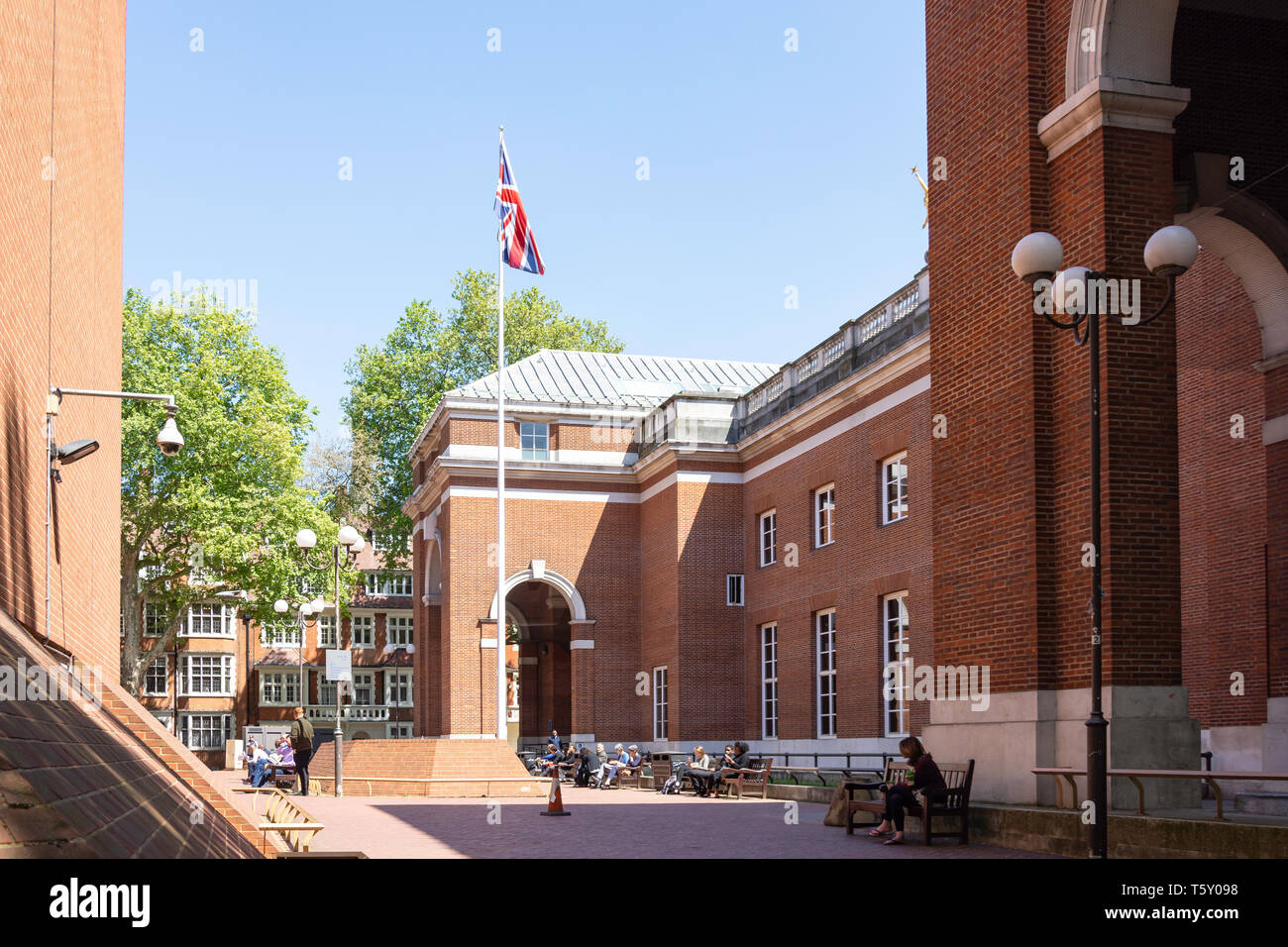 Couryard in Kensington Town Hall, Hornton Street, Kensington, Royal Borough von Kensington und Chelsea, Greater London, England, Vereinigtes Königreich Stockfoto